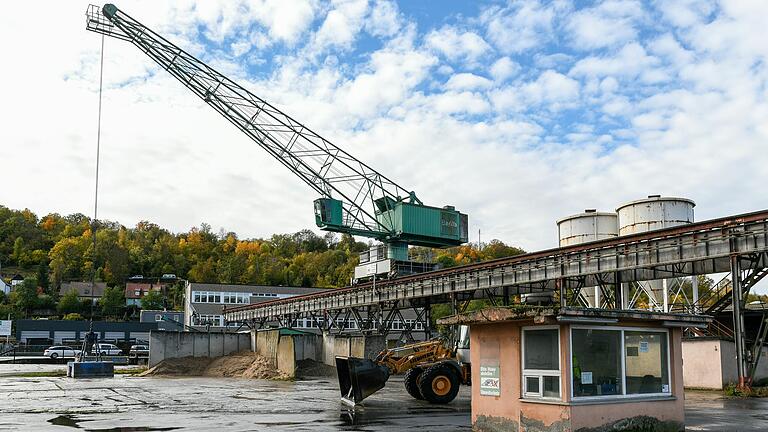 Im Ochsenfurter Industriehafen herrscht das ganze Jahr über reger Betrieb. Die Anlage gehört zum Kommunalunternehmen der Stadt.