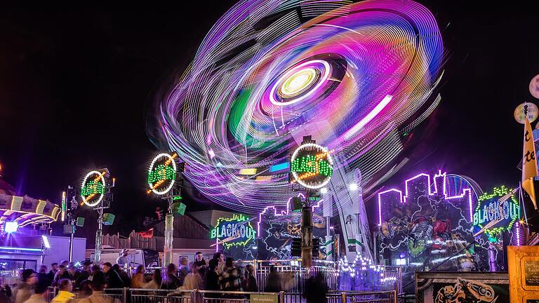 Riesenspaß im Musik-Express oder Übelkeit im Kettenkarussell? Wir haben die Fahrgeschäfte auf dem Frühjahrsvolksfest in Würzburg getestet und überraschende Erfahrungen gemacht.