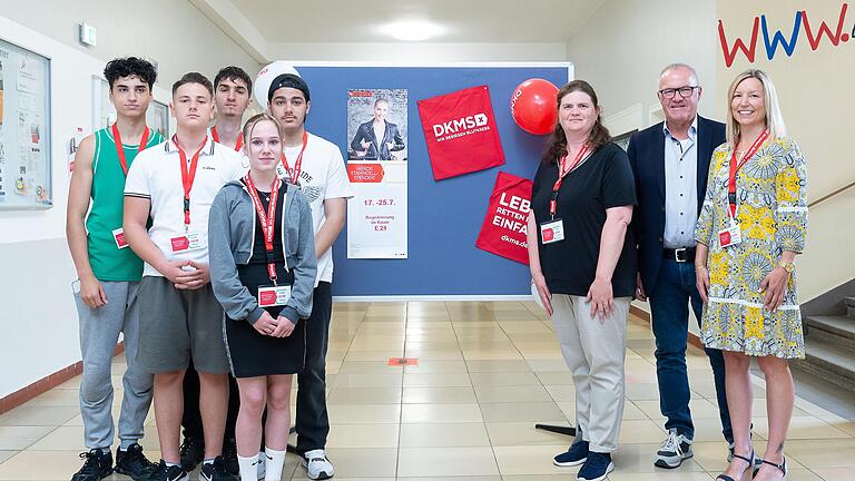 Die Berufsvorbereitungsklasse der Ludwig-Erhard Berufsschule Schweinfurt organisiert mit der DKMS eine große Registrierungsaktion für Stammzellspenderinnen und -spender gegen Blutkrebs. Das Organisationsteam: (von links) Abdullah Omarr, Acta Mustafa, Efstathios Barlampanis, Celine Rafler, Ai Zaitoun, Tina Sauer (organisierende Fachlehrerin), Joachim Koch (Stv. Schulleiter) und Anja Schölch (Klassenlehrerin). Die Berufsvorbereitungsklasse der Ludwig-Erhard Berufsschule Schweinfurt organisiert mit der DKMS eine große Registrierungsaktion für Stammzellspenderinnen und -spender gegen Blutkrebs. Das Organisationsteam: (von links) Abdullah Omarr, Acta Mustafa, Efstathios Barlampanis, Celine Rafler, Ai Zaitoun, Tina Sauer (organisierende Fachlehrerin), Joachim Koch (Stv. Schulleiter) und Anja Schölch (Klassenlehrerin).