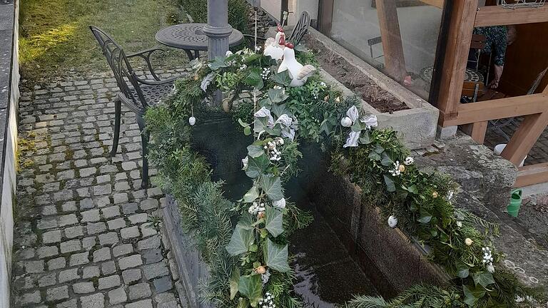 Der geschmückte Osterbrunnen in Sands. Der geschmückte Osterbrunnen in Sands.