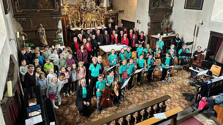 Gruppenbild der teilnehmenden Sänger/-innen und Musiker/-innen in der ehemaligen Klosterkirche. Gruppenbild der teilnehmenden Sänger/-innen und Musiker/-innen in der ehemaligen Klosterkirche.