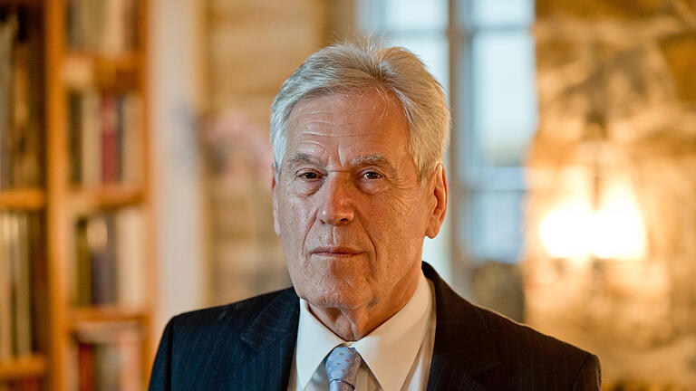 Michael Glos wird 70       -  Michael Glos
- geb. am 14.12.1944 in Brünnau bei Prichsenstadt, Kreis Kitzingen
- 1968 Meisterprüfung als Müller
- danach Übernahme des Müller-Betriebes seiner Eltern
- verheiratet mit Ilse Glos, katholisch, zwei Söhne
- Typ: kantig, knorrig, Netzwerker

So viel als Erstes zum Privatmann Glos. Viel schillernder ist Glos als politische Figur (gewesen). Das schauen wir uns aus Anlass des 70. Geburtstages mal genauer an.