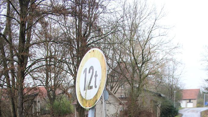 Dieses Jahr soll die Brücke, die als Zufahrt zum Möhringer-Gelände in Feuerbach dient, saniert werden. Das teilte Bürgermeister Knaier in der Bürgerversammlung mit.
