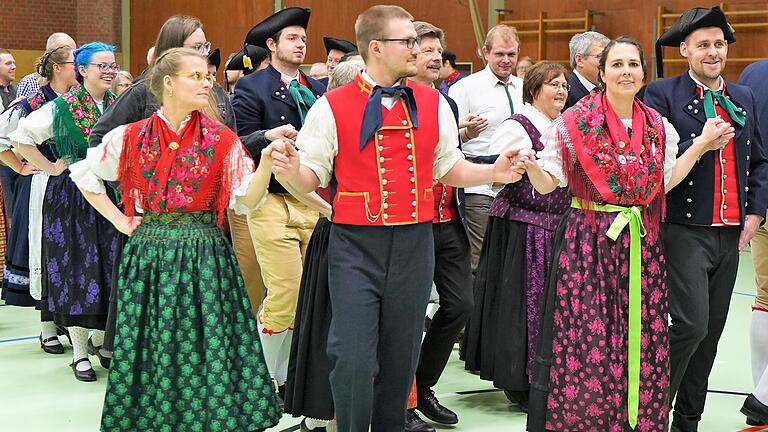 Fröhliche Gesichter bei der Auftakt-Polonaise zum Dreikönigstanz in Röthlein. Fröhliche Gesichter bei der Auftakt-Polonaise zum Dreikönigstanz in Röthlein.