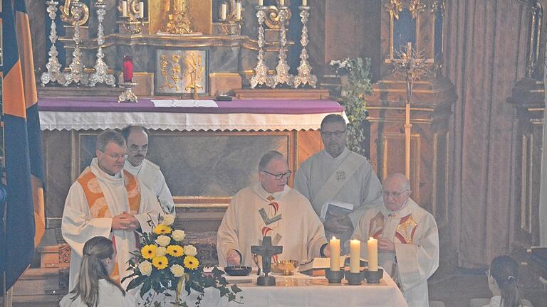 In Konzelebration mit Generalvikar Jürgen Vorndran und Prälat Bernold Rauch feierte Domkapitular Thomas Kessler den Jubiläumsgottesdienst, in dem er für 40 Jahre im Priesteramt dankte.