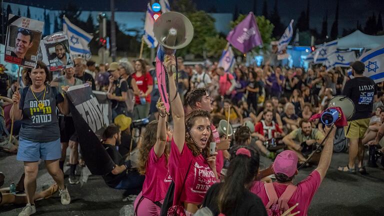 Nahostkonflikt - Israel       -  Viele Demonstranten werfen Iraels Regierungschef Netanjahu vor, die Geisel-Verhandlungen zu sabotieren.