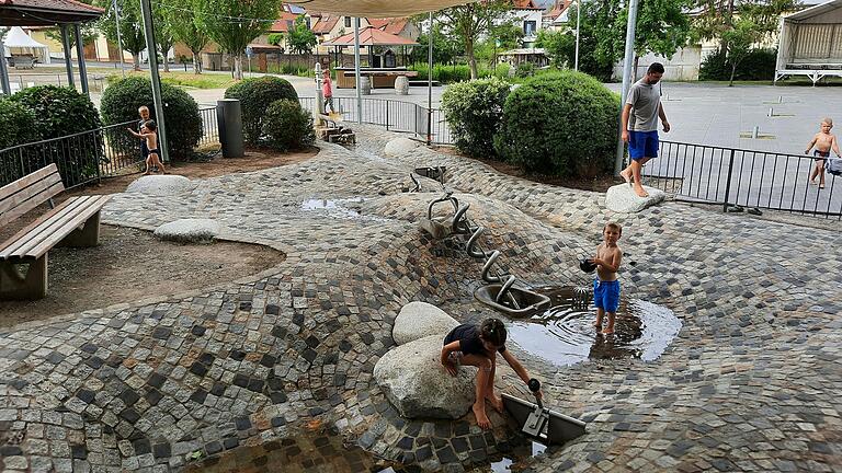 Am Großlangheimer Wasserspielplatz können Kinder pumpen, planschen und im Wasser panschen.