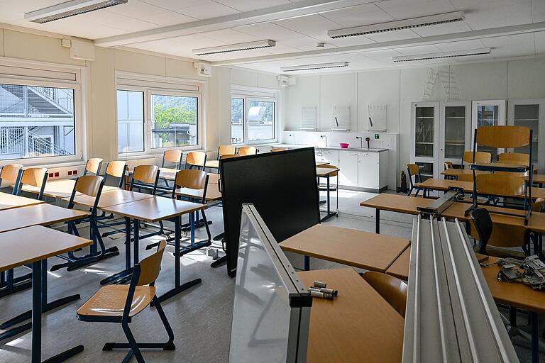 So schauen die Klassenräume im zusammengefügten Containerbau aus. Jedes Fenster bedeutet einen Container. So schauen die Klassenräume im zusammengefügten Containerbau aus. Jedes Fenster bedeutet einen Container.