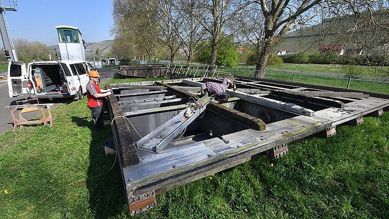 An den ausgebauten Schleusentoren werden die Reibhölzer ersetzt, die vor leichten Schiffskollisionen während des Schleusenvorgangs schützen.