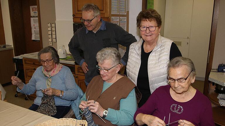 Die Strick- und Häkelgruppe in Poppenlauer besteht 20 Jahre. Gegründet  wurde sie von Magdalena Dünisch (rechts, im Hintergrund). Immer mit dabei  ist der Seniorenbeauftragte der Marktgemeinde, Winfried Streit (links, hinten). Foto: Dieter Britz       -  Die Strick- und Häkelgruppe in Poppenlauer besteht 20 Jahre. Gegründet  wurde sie von Magdalena Dünisch (rechts, im Hintergrund). Immer mit dabei  ist der Seniorenbeauftragte der Marktgemeinde, Winfried Streit (links, hinten). Foto: Dieter Britz