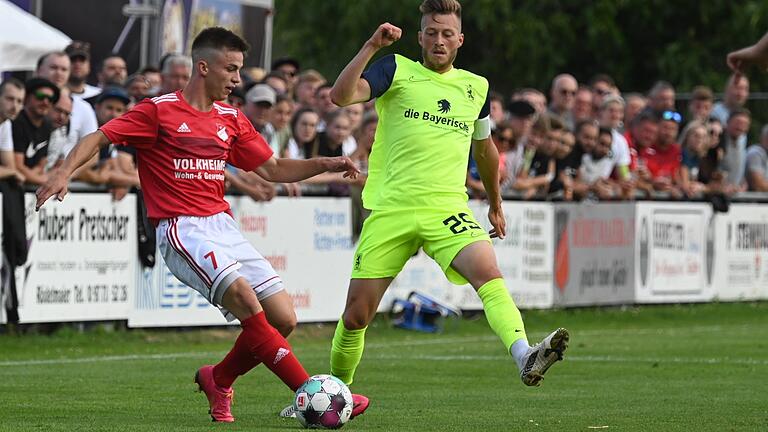 Der SV Rödelmaier (links Daniel Beker), hier eine Szene vom Jahrhundert-Spiel im Pokal gegen den TSV 1860 München&nbsp; (rechts Marius Willsch) ist mit dem bisherigen Verlauf in der Bezirksliga Ost zufrieden.