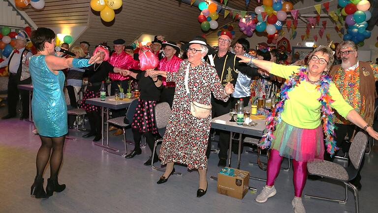 Birgit Rudolph, Sängerin des Duos Con Brio animierte bei der 'Närrischen Singstunde' des MGV die 100 Gäste  fortlaufend zum Mitklatschen, Mitschunkeln, Mitsingen und zum Tanzen.