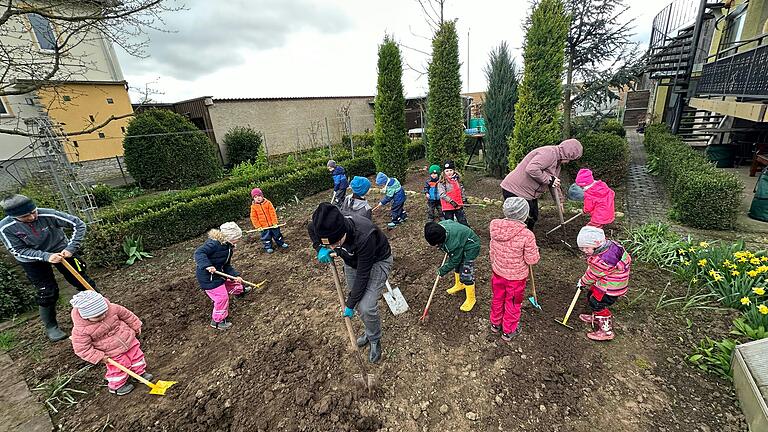 Kinder aus Wolkshausen graben das Beet um. Kinder aus Wolkshausen graben das Beet um.
