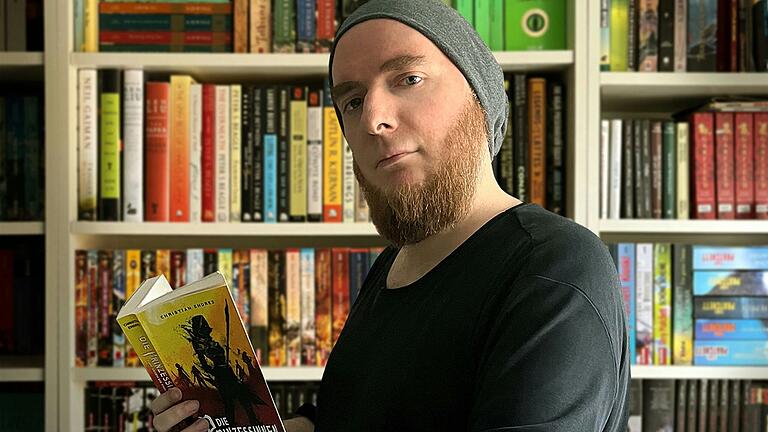 Christian Endres mit dem ersten Band seiner 'Prinzessinnen'-Serie. Im vergangenen Herbst ist der Nachfolger 'Helden und andere Dämonen' erschienen. Christian Endres mit dem ersten Band seiner 'Prinzessinnen'-Serie. Im vergangenen Herbst ist der Nachfolger 'Helden und andere Dämonen' erschienen.