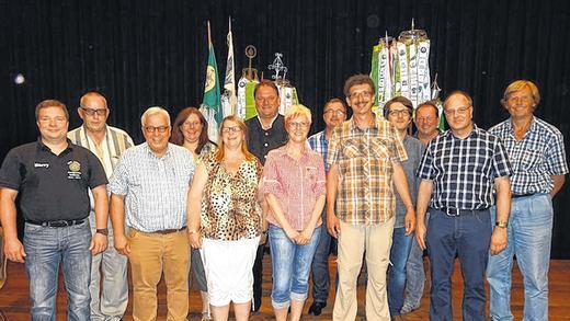 Der neue Hauptvorstand des Rhönklubs: Das Bild zeigt (von links): Harry Baumbach (Region Fulda), Bernhard Bierwisch (Region Ulster), Jürgen Reinhardt (Präsident), Yvonne Weider (Hauptjugendwartin), Edith Zink (Hauptfamilienwartin), Michael Pfaff (Hauptwerbewart), Manuela Baumbach (Schriftführerin), Uwe Schleicher (Hauptwanderwart), Bernd Müller-Strauß (Vizepräsident), Thomas Lemke (Hauptwegewart), Thomas Hammelmann (Region Saale-Sinn), Thomas Imhof (Schatzmeister) und Jochen Rümann (Hauptnaturschutzwart).