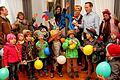 Die Mitglieder des Faschingskomitees sowie die Buben und Mädchen aus dem Kindergarten mit ihren Erzieherinnen bei der Schlüsselübergabe durch 1. Bürgermeister Michael Ziegler an Michael Werb.