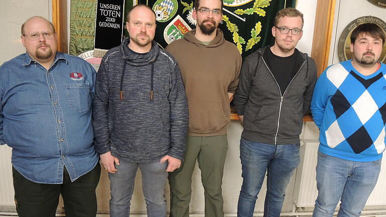 Erster Schützenmeister André Schröder (links) freut sich, dass die BSV-Vorstandschaft wieder komplett ist. Mit (weiter v.l.n.r.) Markus Sitzmann hat er wieder einen Stellvertreter an seiner Seite sowie drei neue Beisitzer mit Enrico Blumenstein, Frank Luger und Michael Kern.
