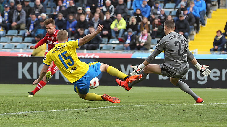 Volltreffer Simon Skarlatidis (FC Würzburger Kickers) erzielt das Tor zum 4:2.
