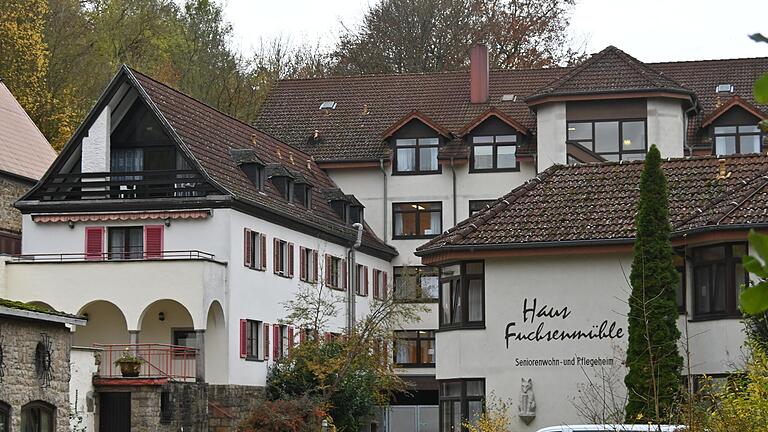 Erneut ist eine Bewohnerin des Seniorenheims Haus Fuchsenmühle in Ochsenfurt gestorben, die zuvor positiv auf Corona getestet wurde. Erneut ist eine Bewohnerin des Seniorenheims Haus Fuchsenmühle in Ochsenfurt gestorben, die zuvor positiv auf Corona getestet wurde. 