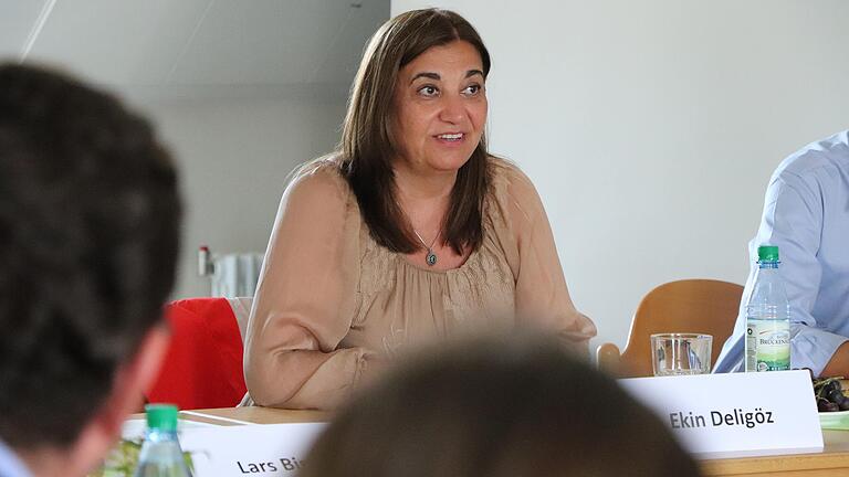 Die Parlamentarische Staatssekretärin Ekin Deligöz sprach in der Diakonie über Anliegen in der Kinder- und Jugendarbeit. Die Parlamentarische Staatssekretärin Ekin Deligöz sprach in der Diakonie über Anliegen in der Kinder- und Jugendarbeit.