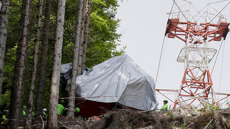 Seilbahn-Unglück in Norditalien       -  Absperrband ist um die Trümmer einer zugedeckten Seilbahngondel gespannt, die am Monte Mottarone abgestürzt ist. (zu dpa 'Gondelunglück in Italien: Entscheidung im Fall Eitan') +++ dpa-Bildfunk +++AGENTURBILD DPA picture-alliance.com picture alliance dpa-archiv dpa-langzeitarchiv