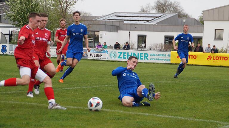 Martin Steinert (links am Ball) hat in dieser Szene kurz vor der Pause das 1:0 für den TSV Bad Königshofen auf dem Fuß. Bad Kissingens Christian Heilmann grätscht vergebens, doch FC-Keeper Tedi Kokalari pariert den Ball. Martin Steinert (links am Ball) hat in dieser Szene kurz vor der Pause das 1:0 für den TSV Bad Königshofen auf dem Fuß. Bad Kissingens Christian Heilmann grätscht vergebens, doch FC-Keeper Tedi Kokalari pariert den Ball.