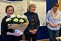 Mit Blumen bedanken sich die Vorsitzenden der Nachbarschaftshilfe Irene Hünnerkopf und Monika Zehnder bei Ergotherapeutin Relindis Leierseder für ihren interessanten Vortrag zur Sturzprävention.