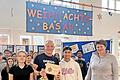 Im Rahmen der Spendenaktion für die Sternstunden des Bayerischen Rundfunks überreichte die Klasse M7c der Anton-Kliegl-Mittelschule Bad Kissingen dem bekannten Kabarettisten Michl Müller ihre Spende: (von links) Klassensprecherin Mia Rügamer, Ster...       -  Im Rahmen der Spendenaktion für die Sternstunden des Bayerischen Rundfunks überreichte die Klasse M7c der Anton-Kliegl-Mittelschule Bad Kissingen dem bekannten Kabarettisten Michl Müller ihre Spende: (von links) Klassensprecherin Mia Rügamer, Sternstunden-Botschafter Michl Müller, Klassensprecher Juan Franco Solarte und Lehrerin Miriam Roth.