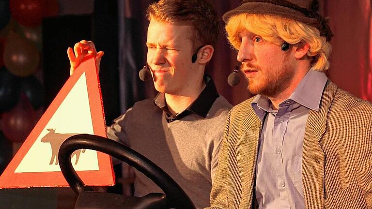 Ganz schön spaßig: Rene Römmelt und Niklas Scherl überzeugten mit ihrem Sketch &bdquo;Führerscheinprüfung&ldquo;.