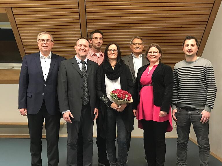 Die SPD Sand hat ihren Bürgermeisterkandidaten nominiert. Das Bild zeigt (vorne, von links) Amtsinhaber Bernhard Ruß, Kandidat Matthias Zink, seine Frau Katja, SPD-Kreisvorsitzende Johanna Bamberg-Reinwand und Gemeinderat Matthias Naumann, sowie (hinten, von links) die Gemeinderäte Bastian Hümmer und Paul Hümmer. Die SPD Sand hat ihren Bürgermeisterkandidaten nominiert. Das Bild zeigt (vorne, von links) Amtsinhaber Bernhard Ruß, Kandidat Matthias Zink, seine Frau Katja, SPD-Kreisvorsitzende Johanna Bamberg-Reinwand und Gemeinderat Matthias Naumann, sowie (hinten, von links) die Gemeinderäte Bastian Hümmer und Paul Hümmer.