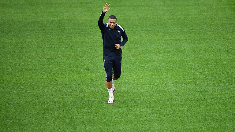 Euro 2024: Österreich - Frankreich.jpeg - Frankreichs Kylian Mbappé winkt vor dem Anpfiff. Euro 2024: Österreich - Frankreich.jpeg - Frankreichs Kylian Mbappé winkt vor dem Anpfiff.