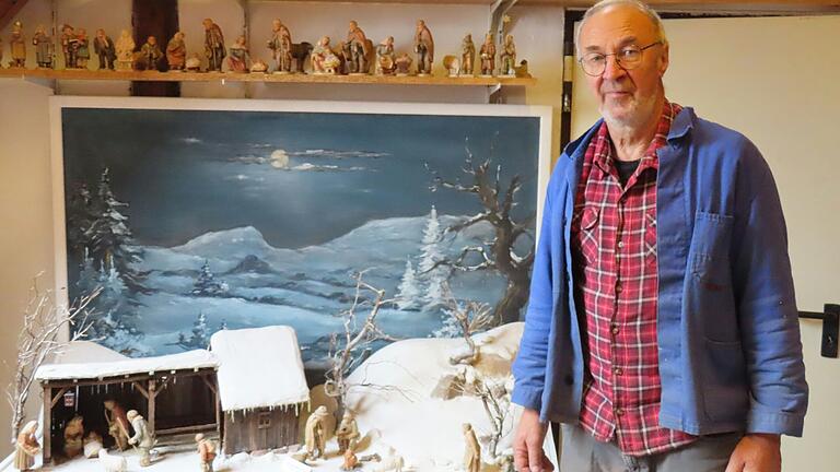 Herbert Holzheimer stellt seine Figuren gerne in eine Rhöner Winterlandschaft mit knorrigen Rhönbuchen und viel künstlichem Schnee.