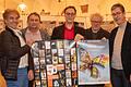 Das Ausstellungsplakat und das Plakat für das 51. Filmwochenende: (v.li.) Werner Schmitt, Thomas Lehrmann und Florian Hoffmann vom Vorstand der Würzburger Filminitiative mit Stadtgrafiker Markus Westendorf und OB Christian Schuchardt.