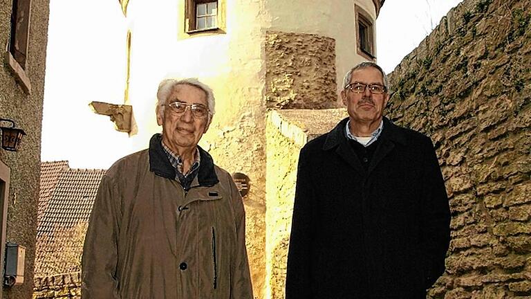 Bürgermeister Peter Kraus mit seinem Vater Kurt Kraus vor dem Pulverturm in Mainbernheim. Der diente dem wehrhaften Städtchen im Mittelalter als Waffenlager.