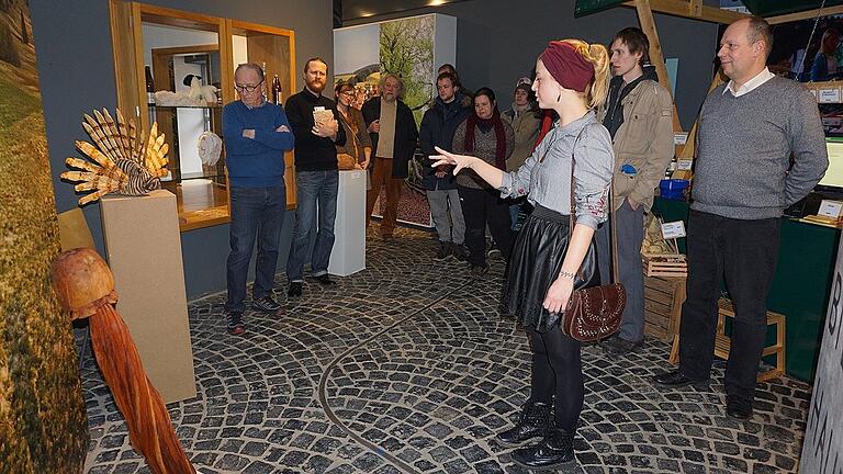 Ausstellungeröffnung mit Schülern der Holzbildhauerschule Bischofsheim im Haus der Langen Rhön. Schülern Kerstin Spork gab Erklärungen zu den Exponaten Ausstellungeröffnung mit Schülern der Holzbildhauerschule Bischofsheim im Haus der Langen Rhön. Schülern Kerstin Spork gab Erklärungen zu den Exponaten