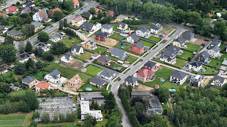 Alle Häuser, Grundstücke sowie land- und forstwirtschaftlichen Betriebe und Nutzflächen müssen deutschlandweit neu erfasst und bewertet werden. Dafür müssen Eigentümerinnen und Eigentümer eine Grundsteuererklärung abgeben. Alle Häuser, Grundstücke sowie land- und forstwirtschaftlichen Betriebe und Nutzflächen müssen deutschlandweit neu erfasst und bewertet werden. Dafür müssen Eigentümerinnen und Eigentümer eine Grundsteuererklärung abgeben. 