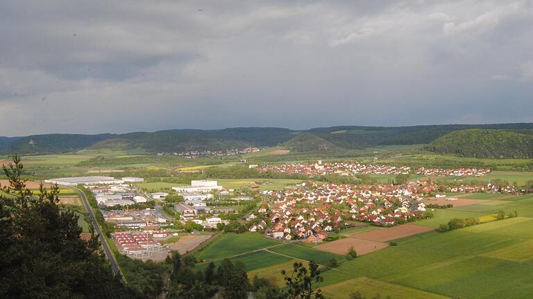 Der Gewerbepark Saaletal dominiert die Ortsansicht von Westheim.&nbsp;