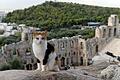 Katze auf dem Gelände der Akropolis in Athen       -  Vorsicht Katze: Im Urlaub sollte man auf Streicheleinheiten für fremde Streuner lieber verzichten.