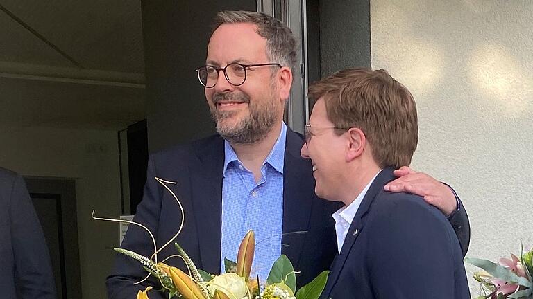 Trost für die Wahlverliererin: Martin Mandewirth überreichte Birgit Erb einen Blumengeschenk. Trost für die Wahlverliererin: Martin Mandewirth überreichte Birgit Erb einen Blumengeschenk.
