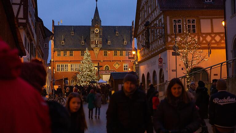 Nicht allen war die Beleuchtung des Ochsenfurter Adventsgässles dieses Jahr hell genug. Nicht allen war die Beleuchtung des Ochsenfurter Adventsgässles dieses Jahr hell genug.
