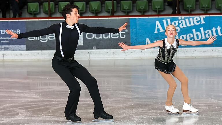 Die Rimparer Eiskunstläuferin Aliyah Ackermann belegte gemeinsam mit ihrem Partner Tobija Harms bei der Junioren-Weltmeisterschaft im kanadischen Calgary Platz 13. Die Rimparer Eiskunstläuferin Aliyah Ackermann belegte gemeinsam mit ihrem Partner Tobija Harms bei der Junioren-Weltmeisterschaft im kanadischen Calgary Platz 13.