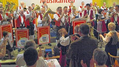 40. Geburtstag: Mit Spielfreude und größtem Elan präsentierten sich die Original Duttenbrunner Musikanten. Sie feierten ihr 40-jähriges Bestehen mit viel Blasmusik in der Duttenbrunner Sporthalle. 40. Geburtstag: Mit Spielfreude und größtem Elan präsentierten sich die Original Duttenbrunner Musikanten. Sie feierten ihr 40-jähriges Bestehen mit viel Blasmusik in der Duttenbrunner Sporthalle.