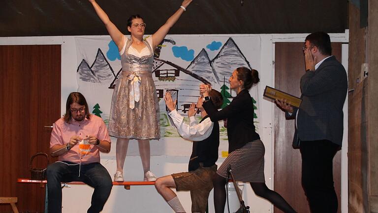 Die eigenwilligen Interpretationen der Szenen machen Regisseur Maier (Jonathan Schmitt, rechts) sprachlos. Die Theatergruppe ist von sich überzeugt (von links): Ulrich (Leo Mock), Susi (Sarah Blümm), Markus (Lukas Mack) und Anna (Manuela Kraus).
