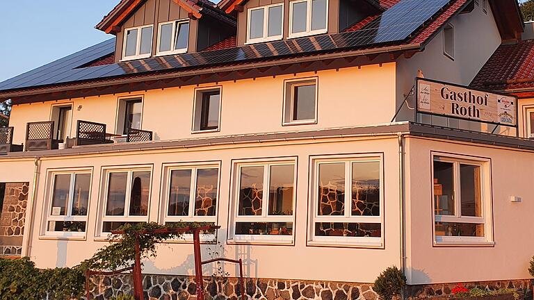 Nur wenige Meter unterhalb des Klosters Kreuzberg, der erst kürzlich renovierte Gasthof Roth.