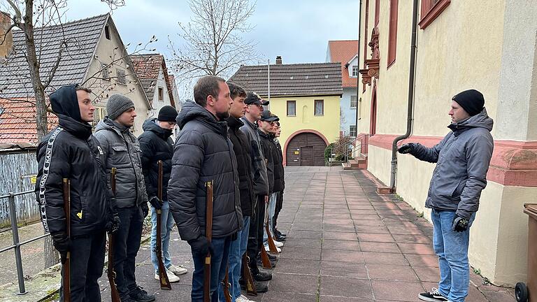 Bei eisigen Temperaturen übt Wachhabender Lukas Hahmann mit der (nicht ganz vollständig erschienenen) Wachmannschaft die verschiedenen Phasen des Antretens. Bei eisigen Temperaturen übt Wachhabender Lukas Hahmann mit der (nicht ganz vollständig erschienenen) Wachmannschaft die verschiedenen Phasen des Antretens.