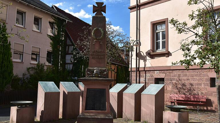 Auf wenig Gegenliebe im Gemeinderat stößt eine Verlegung des Ehrenmals vom Dorfplatz an den Friedhof.