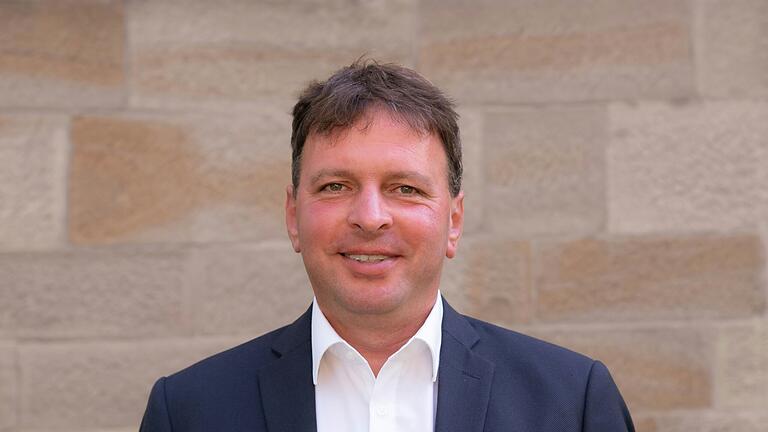 Jürgen Heusinger wurde schon in jungen Jahren zum Bürgermeister von Sulzfeld gewählt. 2026 würde er sich zum vierten Mal um den Bürgermeisterstuhl bewerben. Jürgen Heusinger wurde schon in jungen Jahren zum Bürgermeister von Sulzfeld gewählt. 2026 würde er sich zum vierten Mal um den Bürgermeisterstuhl bewerben.