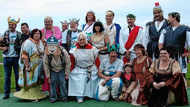 Wenn Gallier auf Römer treffen, kann es lustig werden &ndash; hier zum Ende der Motorrad-Saison, das die als Gallier verkleideten Mitglieder des Trike- und Motorradclubs &bdquo;Gallier 97&ldquo; (zweiter von links ist der Büttharder Marco Klingert) und die als Römer verkleideten Mitglieder des TMC Sauriasl (aus der Nähe von Altötting) zusammen feierten.