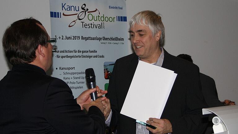 Stephan Schultze, Abteilungsleiter Kanu und Ski des TSV Lohr (rechts), erhielt den Ehrenbrief des Bayerischen Kanu-Verbands aus den Händen von Verbandspräsident Oliver Bungers.