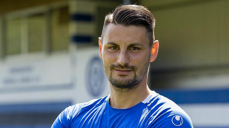 Cristian Alexandru Dan, hier noch bei der Mannschaftsvorstellung des Würzburger FV an der Sepp-Endres-Sportanlage, wechselt in der Winterpause zum Fußball-Landesligisten TSV Lengfeld. Der 34-Jährige soll in der neuen Saison auch spielender Co-Trainer sein. Cristian Alexandru Dan, hier noch bei der Mannschaftsvorstellung des Würzburger FV an der Sepp-Endres-Sportanlage, wechselt in der Winterpause zum Fußball-Landesligisten TSV Lengfeld. Der 34-Jährige soll in der neuen Saison auch spielender Co-Trainer sein.